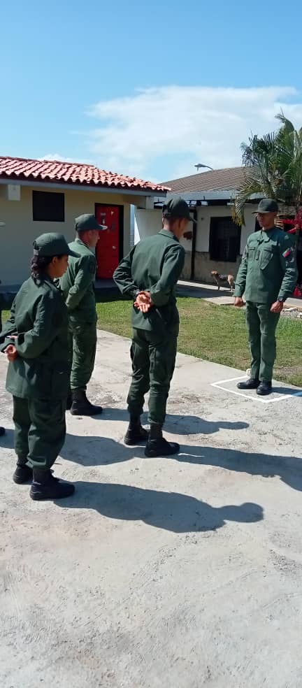 ejb_cavcm's tweet photo. 📌 #CEMAE || En las instalaciones de la compañía Mando y Servicios, el personal de tropa alistada efectúa orden cerrado a fin de mejorar los movimientos a pie firme.
#FestivalDePesebres
#FanbEsSoberania #EjercitoYPuebloInvencibles #ArmaMaestra #15Diciembre https://t.co/LYd8FjaHHM