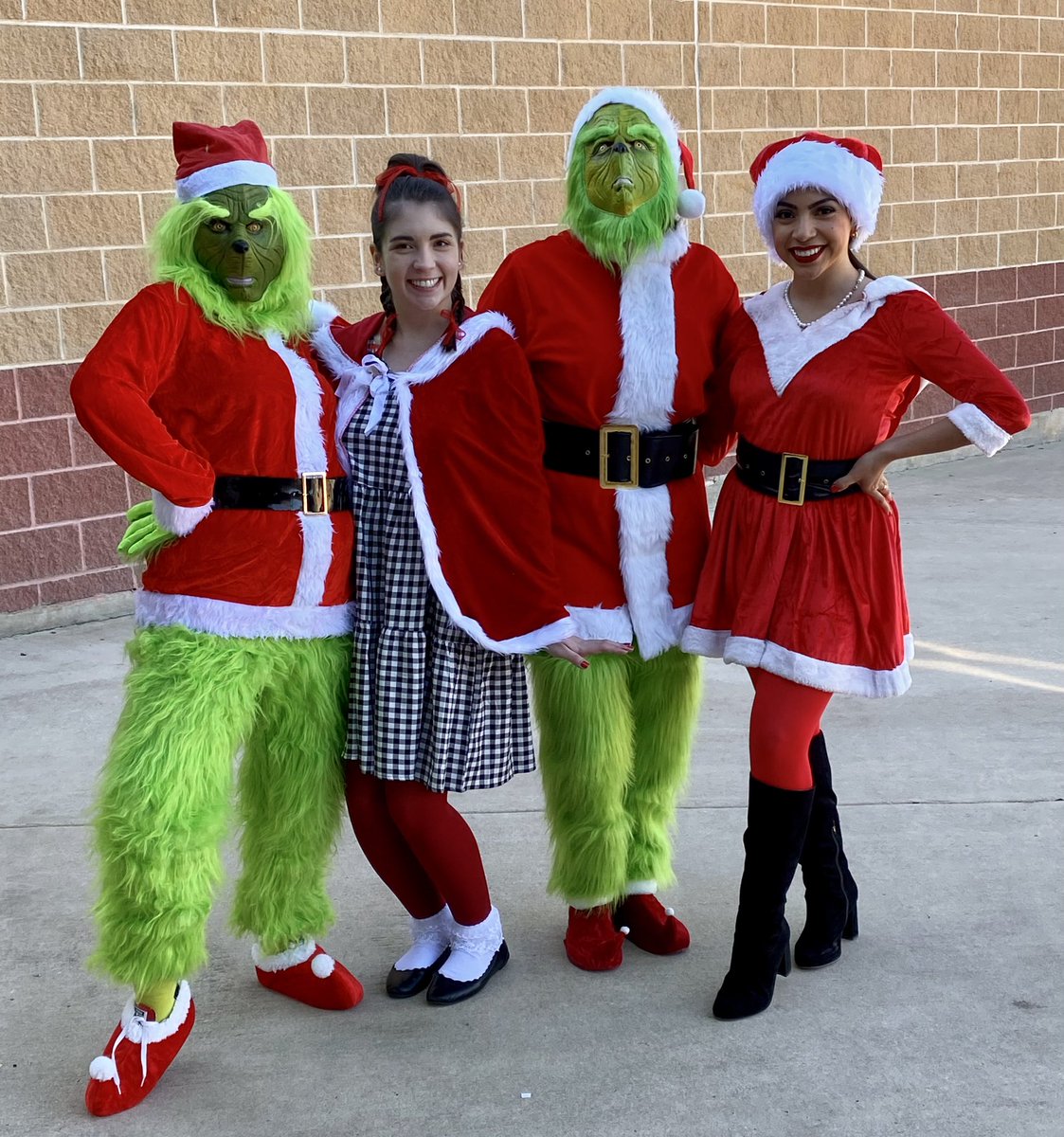 Grinch Day at LSE was so much fun!💚❤️💚<a href="/graciemespinoz4/">Gracie Espinoza</a> <a href="/gracekohler0613/">Grace Kohler</a> <a href="/ccalabro498/">Christina Calabro</a> <a href="/HayleySteinmann/">サッカー観戦日記_23🏆</a> <a href="/MsEsquivel28/">Gabriela Esquivel</a> <a href="/GingerTheCav/">Ginger the Cav</a>