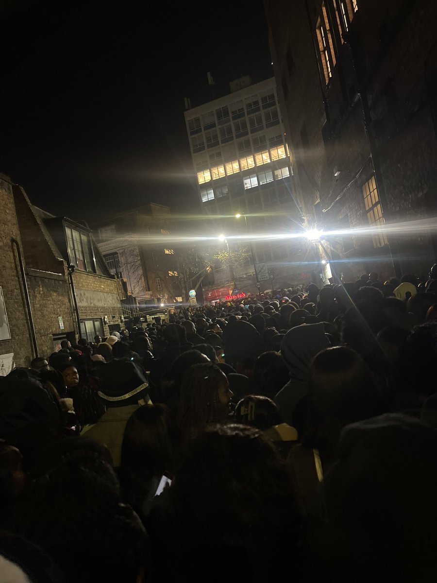 yourstooloo's tweet photo. @asakemusik  We can’t get in &amp; we have tickets o it’s been 1 hr 15 mins 😩 https://t.co/41c67m6SEp