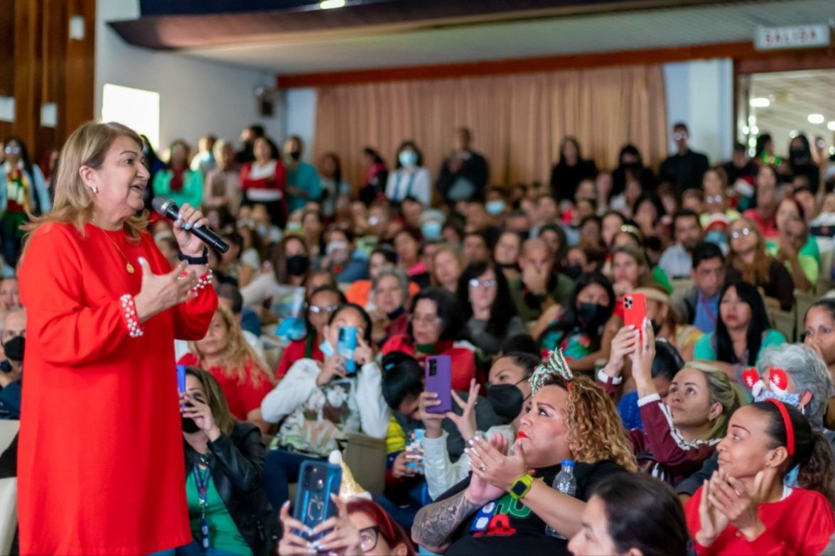 Junto a este ejército de hombres y mujeres estamos construyendo la educación del futuro. Hay transformación y calidad educativa, estoy segura que esta es la educación que le vamos a dejar a nuestras hijas e hijos.

<a href="/NicolasMaduro/">Nicolás Maduro</a>
@MPPEDUCACION