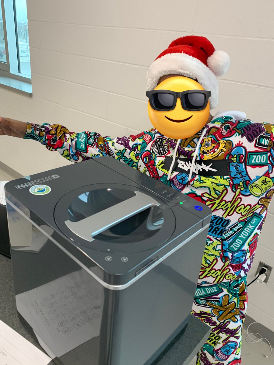 Card games, exploring microscopes, and breaking out our new #foodcycler electric composter! 🃏🔬 Our small but mighty group of Grade 7 students (yay weather!) had a blast connecting, socializing, and exploring today. <a href="/RSP_HDSB/">Rattlesnake Point Public School</a> <a href="/mrsacorso/">MrsCorso'sClass</a>