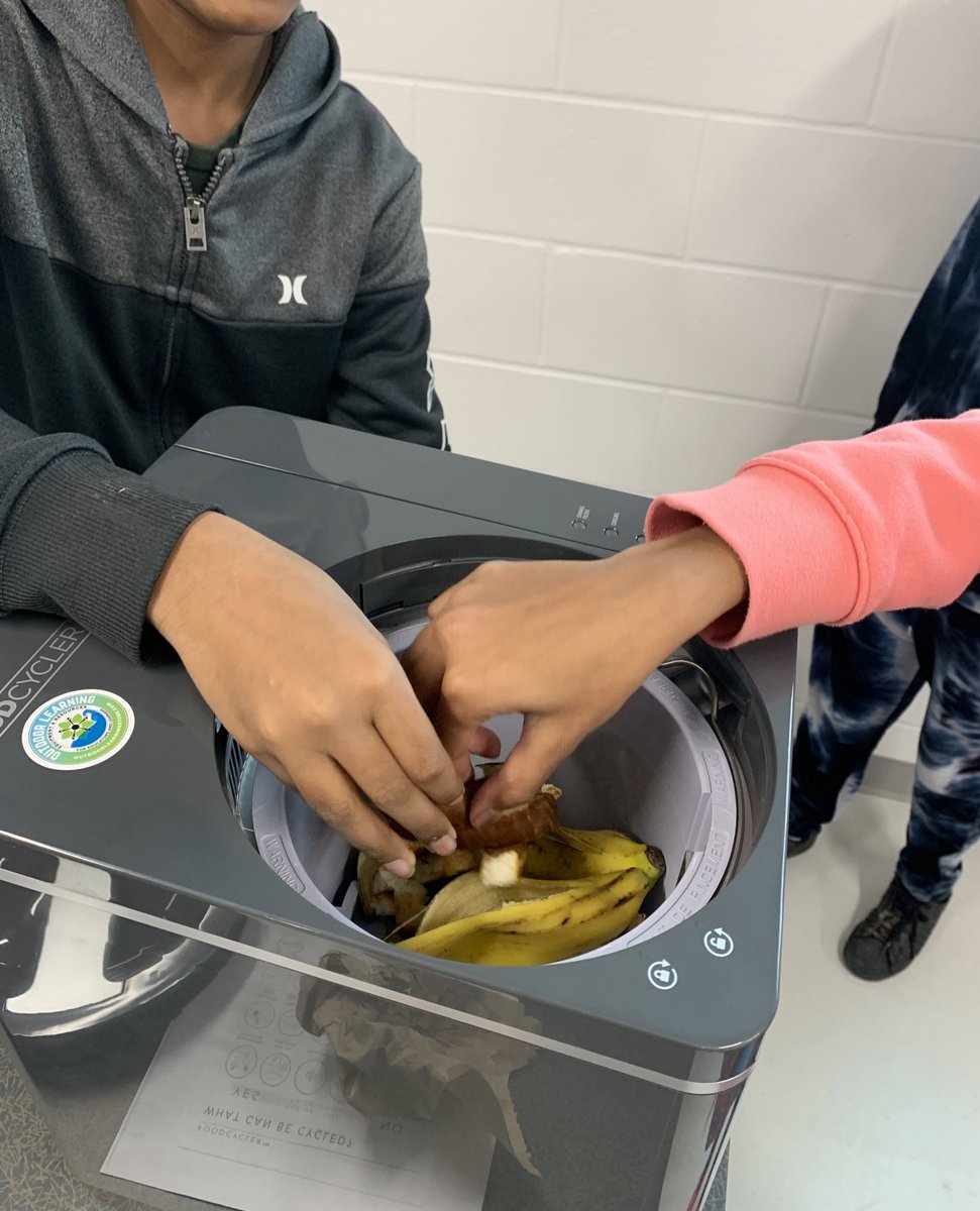 ReedHDSB's tweet photo. Card games, exploring microscopes, and breaking out our new #foodcycler electric composter! 🃏🔬 Our small but mighty group of Grade 7 students (yay weather!) had a blast connecting, socializing, and exploring today. @RSP_HDSB @mrsacorso https://t.co/M2xTm34g3M