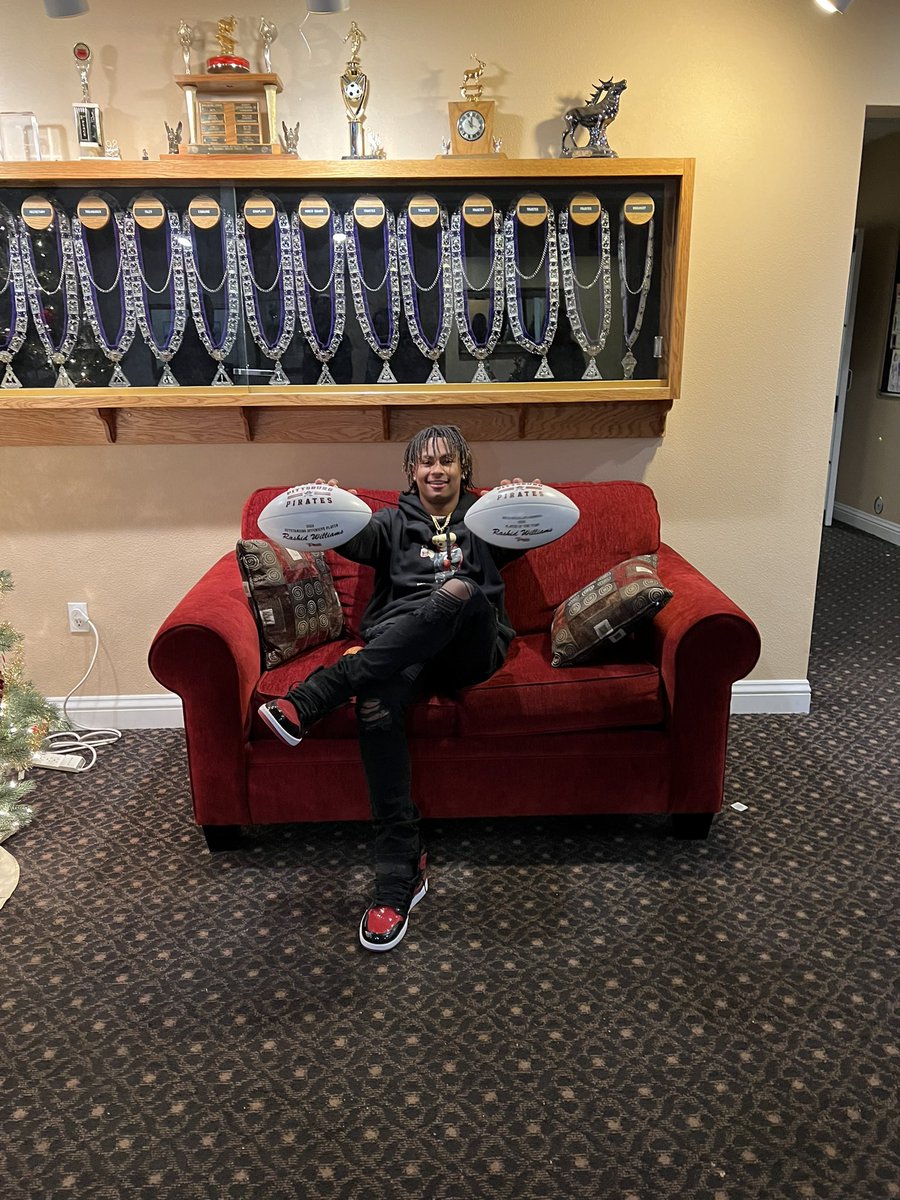 Thankful to have been awarded Most Outstanding Offensive Player and  Player Of The Year💪🏽 Thank you to all of my coaches the past 4 years have been amazing <a href="/PittHSFootball/">Pittsburg HS, FB</a>