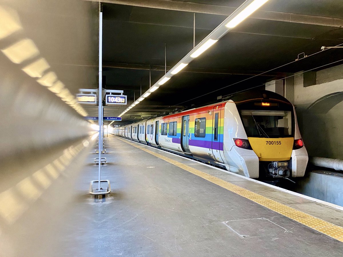 HiPa125's tweet image. Thameslink, 100mph dual-voltage, Siemens #Class700 ‘Desiro City’ 700155 at P0 London Kings Cross