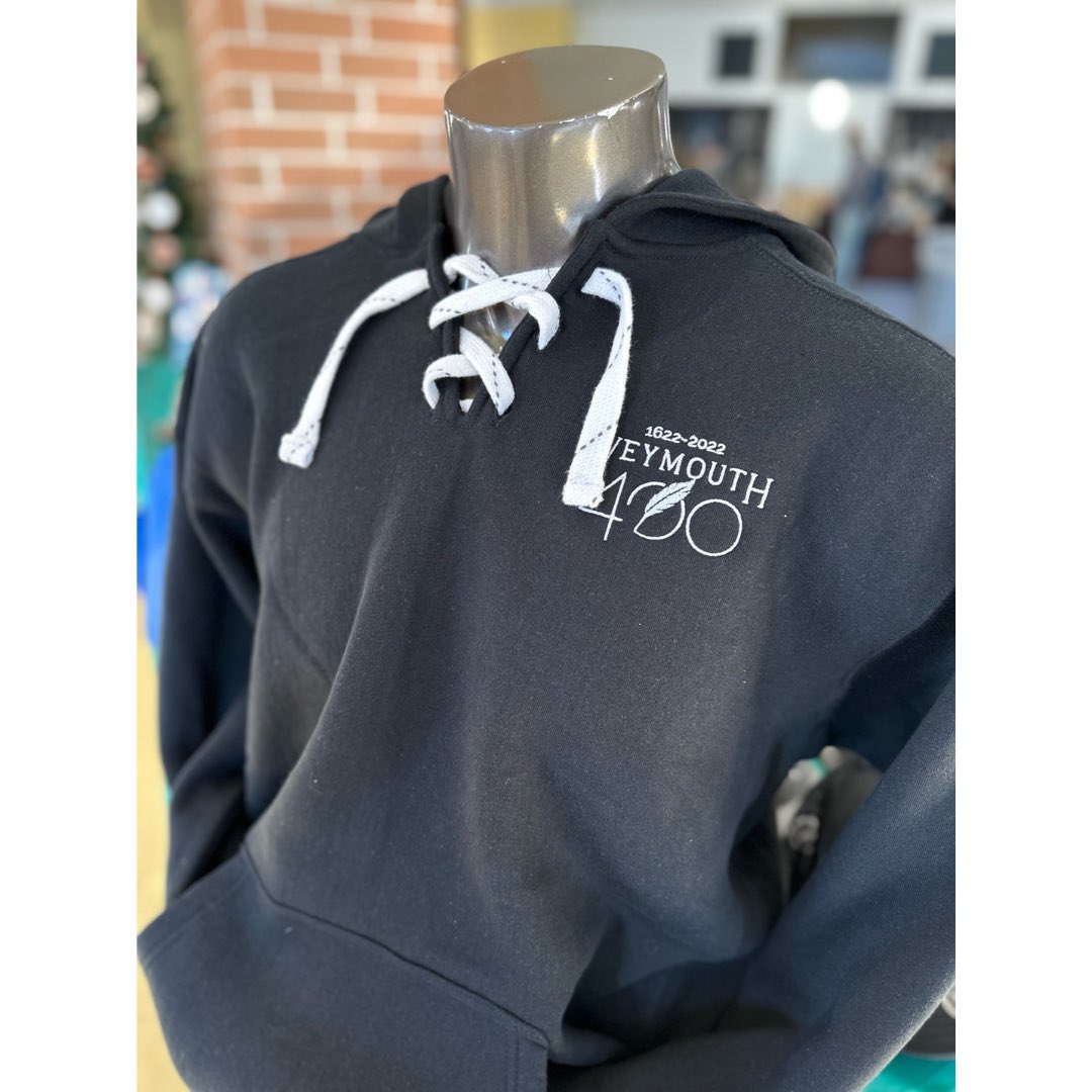 weymouth400's tweet photo. The Winter #FarmersMarket is this Sun., Dec. 18 from 10AM-1PM at #Weymouth High!❄️ Over 35 food vendors &amp; local artisans! We’ll be there with new Weymouth 400 hoodies, quarter-zips, and more, so be sure to stop by our booth and stock up for #Christmas!🎅🏻 #giftideas https://t.co/rMBitXsl1N