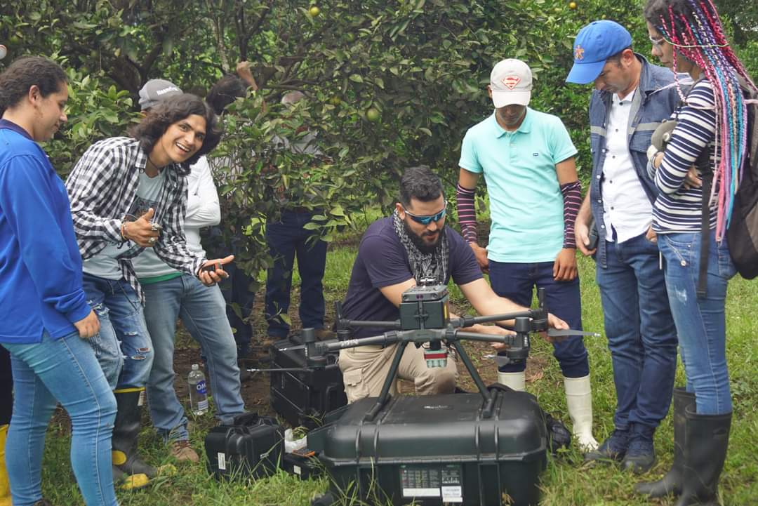 simora2010's tweet photo. #Avanzamos en ejecución proyecto SGR Investigación en ventajas comparativas del subsector cacao del  #HUILA en convenio con @cenigaa  Día de campo "Drones en la agricultura. Subsector cacao" con la participación de aprendices, instructores, investigadores y sector productivo. https://t.co/BeRF272k89