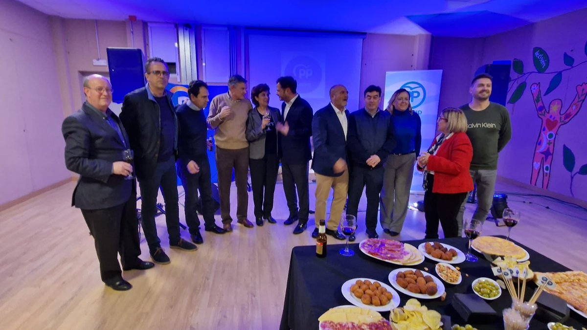 PPalgete's tweet photo. #FernandoRomo, nuestro candidato la Alcaldía de #Algete, ha acompañado esta tarde a los afiliados y amigos del @ppdaganzo y @ppajalvir para celebrar con ellos la llegada de la Navidad🎄 ✨
#Algete #ganas #ganasdeAlgete #megustaAlgete #unAlgetemejor #PP #Preparados https://t.co/4Ue1ywVQ8P