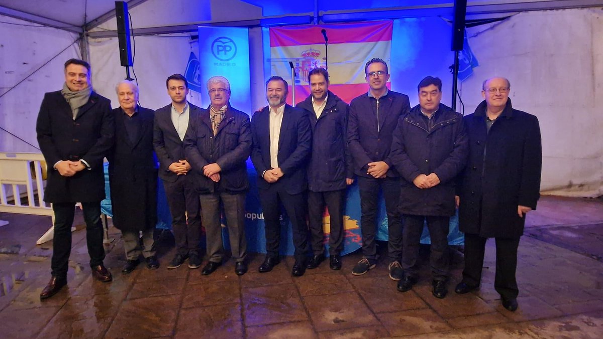 PPalgete's tweet photo. #FernandoRomo, nuestro candidato la Alcaldía de #Algete, ha acompañado esta tarde a los afiliados y amigos del @ppdaganzo y @ppajalvir para celebrar con ellos la llegada de la Navidad🎄 ✨
#Algete #ganas #ganasdeAlgete #megustaAlgete #unAlgetemejor #PP #Preparados https://t.co/4Ue1ywVQ8P