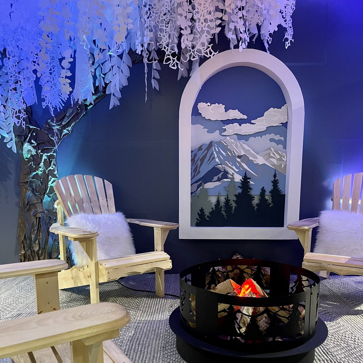 A section of our lobby has turned into a little winter wonderland! ❄️💙