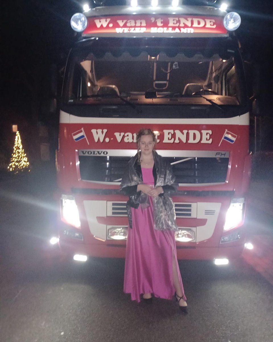 Endetransport's tweet photo. Nienke van ‘t Ende, kleindochter van ome Jan, een van onze gewaardeerde vutters, wilde graag in “onze” stijl naar het #kerstgala. Geweldige #herinnering gemaakt❣️

#chauffeursfamilie #schoolbal #classic #Wezep #agnietencollege  #wvantendetransport #gala #galavervoer https://t.co/TpfFyDdnfc