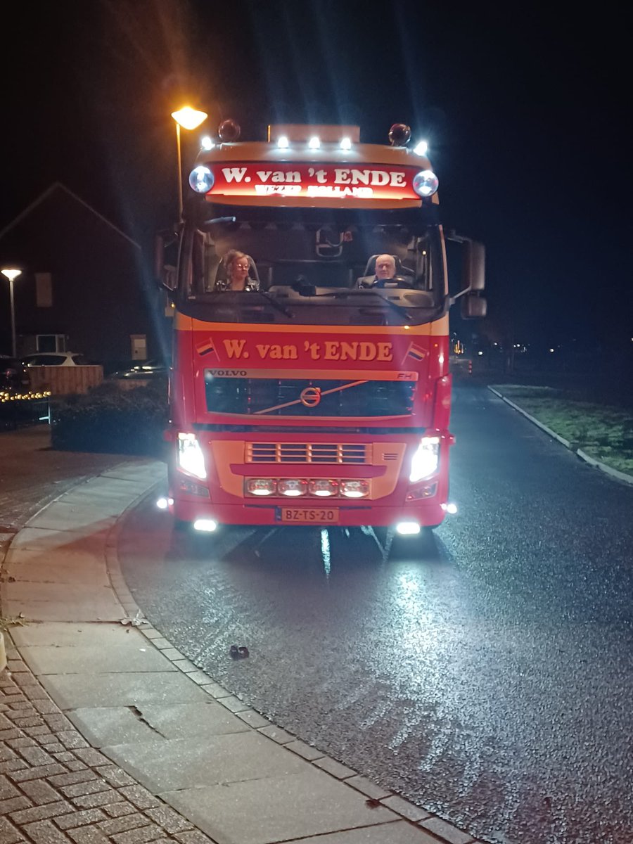 Endetransport's tweet photo. Nienke van ‘t Ende, kleindochter van ome Jan, een van onze gewaardeerde vutters, wilde graag in “onze” stijl naar het #kerstgala. Geweldige #herinnering gemaakt❣️

#chauffeursfamilie #schoolbal #classic #Wezep #agnietencollege  #wvantendetransport #gala #galavervoer https://t.co/TpfFyDdnfc
