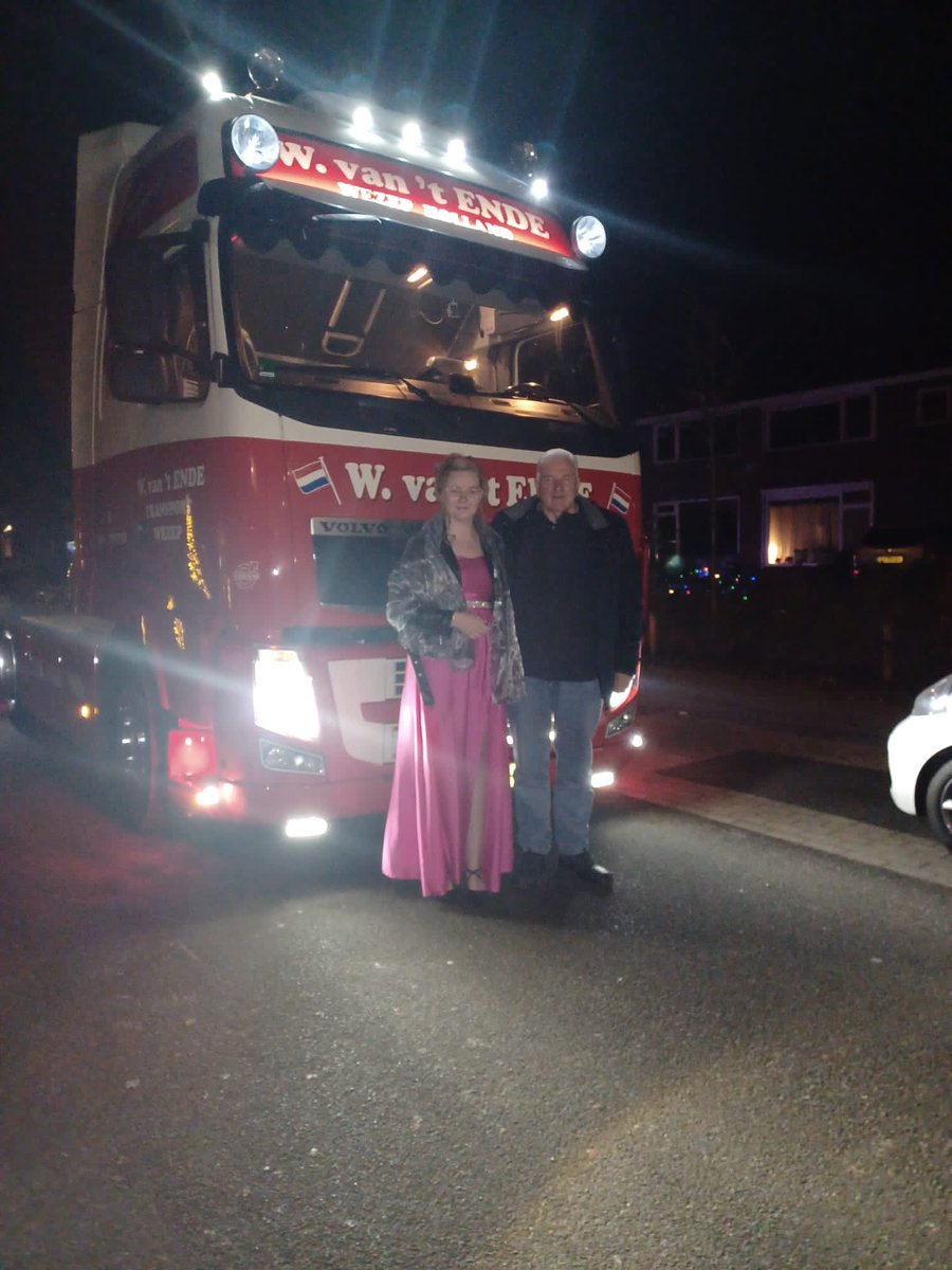Endetransport's tweet photo. Nienke van ‘t Ende, kleindochter van ome Jan, een van onze gewaardeerde vutters, wilde graag in “onze” stijl naar het #kerstgala. Geweldige #herinnering gemaakt❣️

#chauffeursfamilie #schoolbal #classic #Wezep #agnietencollege  #wvantendetransport #gala #galavervoer https://t.co/TpfFyDdnfc