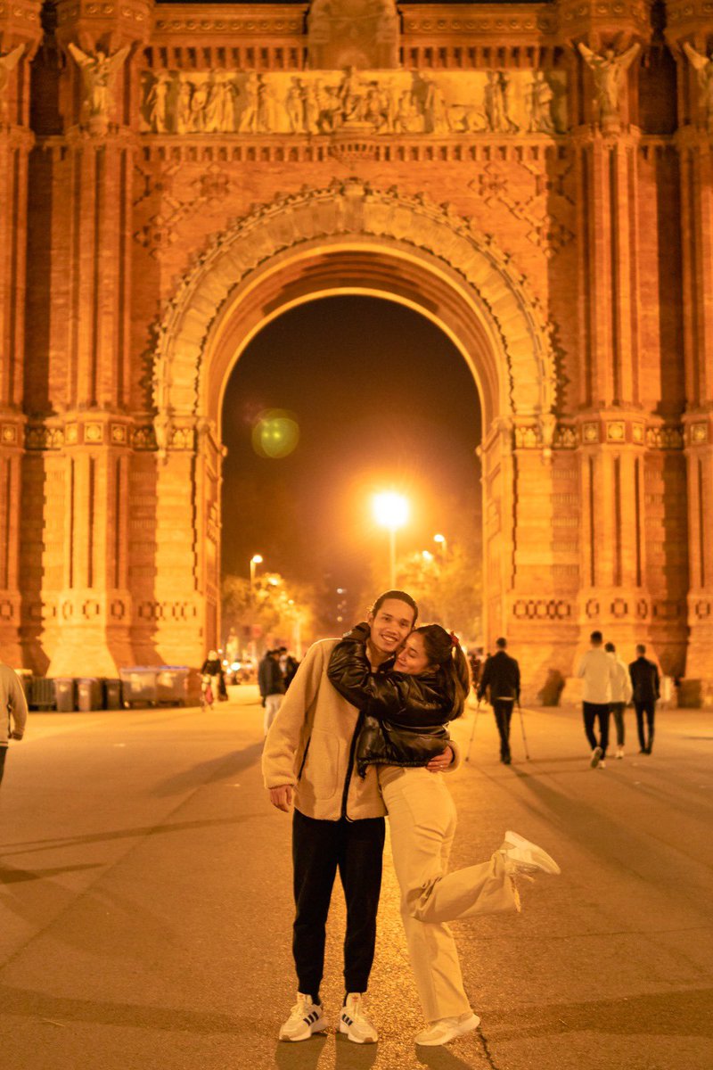 vajainaaa's tweet photo. Am I clingy? Yes I am. #wheninSpain https://t.co/NMurrqdbdj