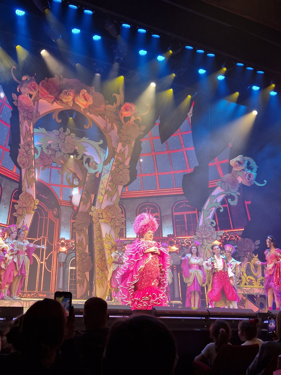 ajfoster1999's tweet photo. @KevJohnscymru  you rocked tonight!!@SwanseaGrand #panto #beautyandthebeast https://t.co/kqISGyMhGu