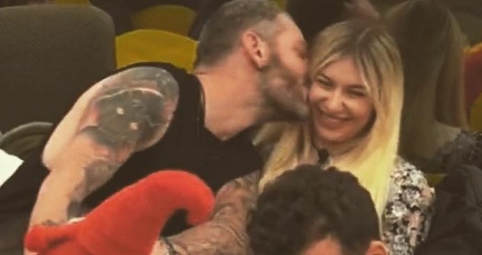 MAATREEE's tweet photo. SAI CHE C'ÈEEEEE
CHE PER TEEEEE
HO APPOSTA UNO SPAZIO NELLA TESTA,
CHE CALPESTA 
OGNI MIO ALTRO PENSIEROOOO

#incorvassi https://t.co/JLBRVksb3z