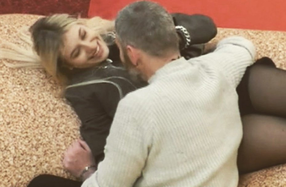 MAATREEE's tweet photo. SAI CHE C'ÈEEEEE
CHE PER TEEEEE
HO APPOSTA UNO SPAZIO NELLA TESTA,
CHE CALPESTA 
OGNI MIO ALTRO PENSIEROOOO

#incorvassi https://t.co/JLBRVksb3z
