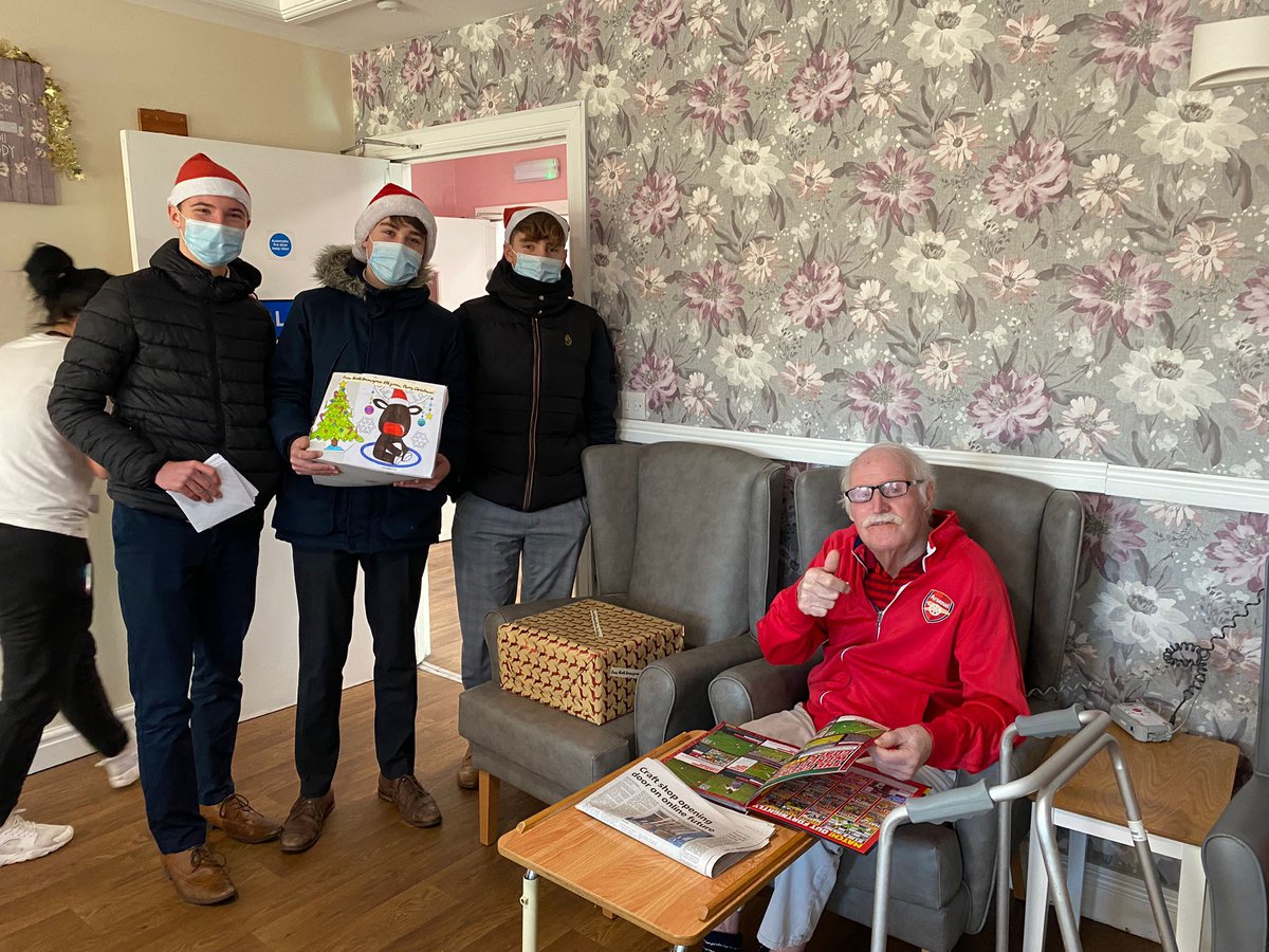 Toffees1971's tweet photo. Today our sixth formers delivered hampers and cards to POWCH and residents at our local care homes to wish them a Merry Christmas. #care #community #POWCH https://t.co/jr04D4zepb