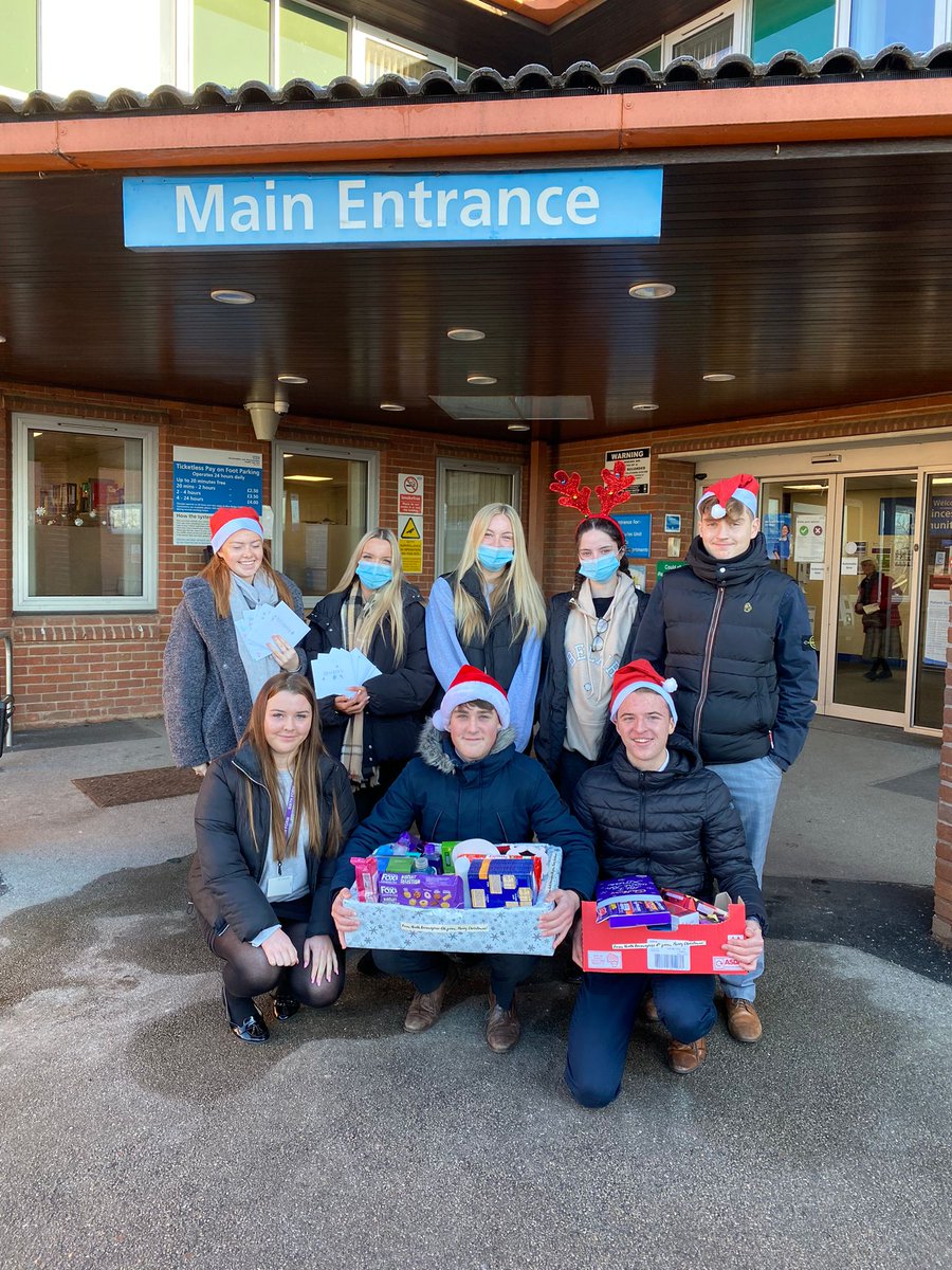 Toffees1971's tweet photo. Today our sixth formers delivered hampers and cards to POWCH and residents at our local care homes to wish them a Merry Christmas. #care #community #POWCH https://t.co/jr04D4zepb