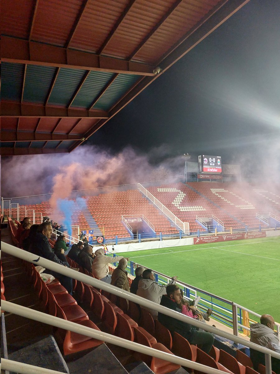 EIGabinete's tweet photo. 🔵🔴Victoria del CD EXTREMADURA frente al Aceuchal B por 4-0 🔵🔴
⚽ Matute,Espinar,Leandro y un gol en propia
➡️ Dudas hasta el primer gol al filo del descanso
➡️ Volvió a funcionar el balón parado
➡️ Partido muy espeso en líneas generales https://t.co/6U5GJuLPAx