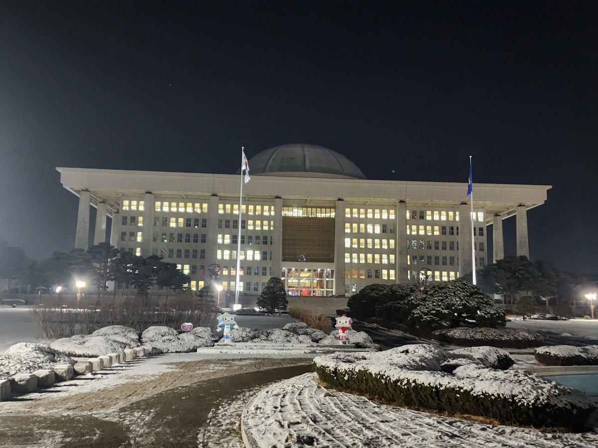 lawmaker2024's tweet photo. 도로 상태가 좋지 않을 줄 알고 일찍 출발했는데, 평소처럼 막히지 않고 딱 45분 걸렸네요 큰 도로는 괜찮은 것 같습니다

안전운전하시고, 오늘도 좋은 하루되세요 https://t.co/NiNVUNpwND