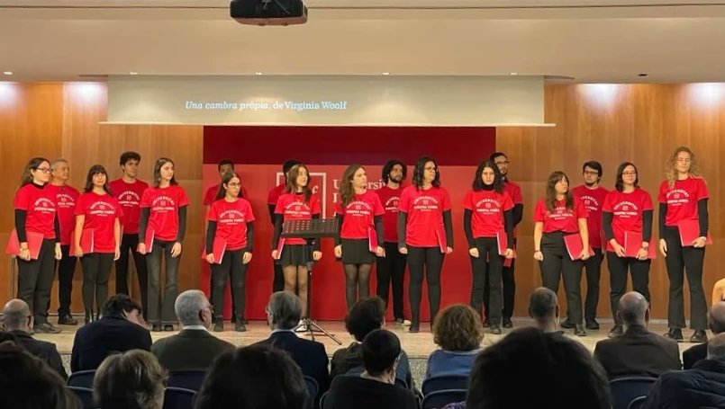 corupf's tweet photo. Avui hem estat a l'Acte de Nadal de la @UPFBarcelona 🎄

Aquí podeu veure dos talls de dues de les quatre peces que hem cantat 🎶
1️⃣ Belle qui tiens ma vie, Pavane Th. Arbeau (1519-1595)
2️⃣ Signore delle cime, G. De Marzi (1935- )

Gràcies a tothom que ha vingut a veure'ns!💐 https://t.co/DBfUqA8oHt