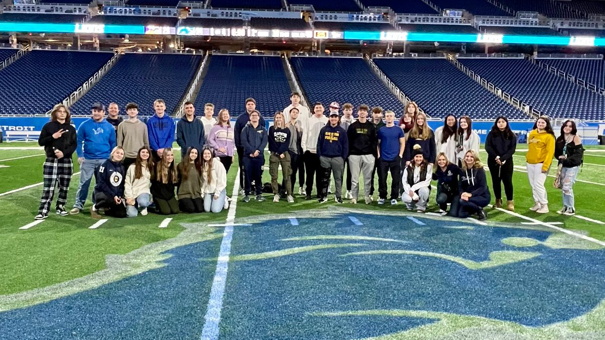 LearnAtCCS's tweet photo. Clarkston Virtual &amp; CHS students got a peek behind the curtains at Ford Field. They learned all about future careers in marketing, management, and the sports and entertainment industry from Detroit Lions executives. #WeAreClarkston #CelebrationsOfLearning https://t.co/DVzlgQ8QrZ