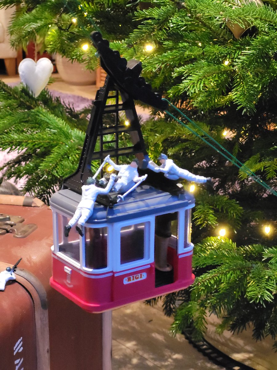 CarriereHenry's tweet image. No tree should be without one!