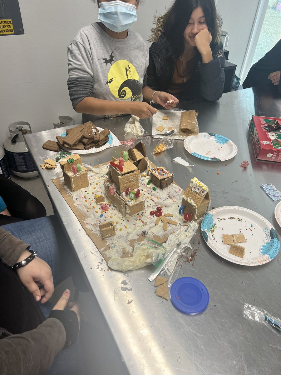 BostoniaGlobal's tweet photo. 2nd annual gingerbread house contest was a hit! Ss LOBOS design & collaborate. Thanks to our amazing team helping Ss showcase strengths. @cajonvalleyusd
@travislee_cvusd
@juliacruzf
@boslangacademy
#youbelongcv
#alwaysalobo
#lobosinvestigate
#becurious
#cvwow https://t.co/OoaeYNgquB