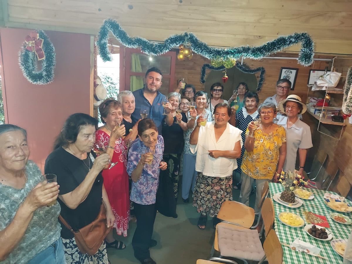 GTorresFerrari's tweet photo. Compartiendo en actividad de fin de año, junto a mis queridas ahijadas del CAM Santa Marta de Liray 😘.
#AdultosMayores #Liray #Colina. https://t.co/ulpZaJ3ypM