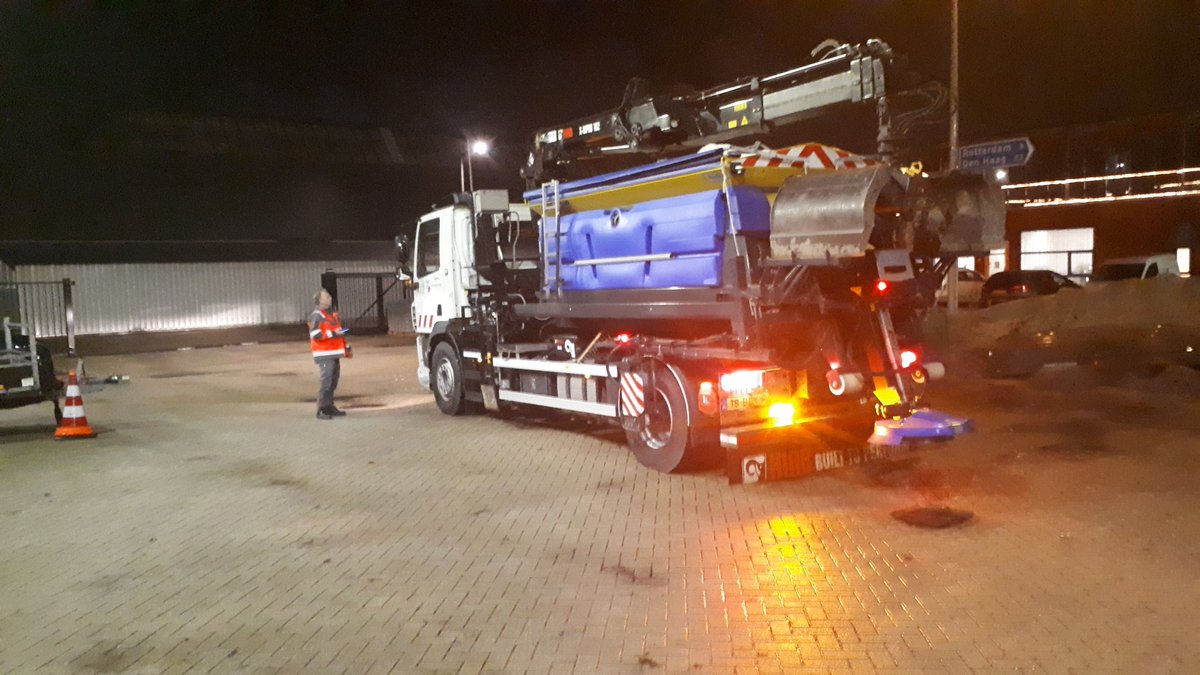 door de regen en ijzel werkt het zout minder goed en is inmiddels aardig verdund. Om 23:00 laatste bui en trekt het daarna open, dus kans op vorst. daarom gaat @lansingerland om 23:30 een preventieve ronden starten, om gladheid in de ochtend te voorkomen