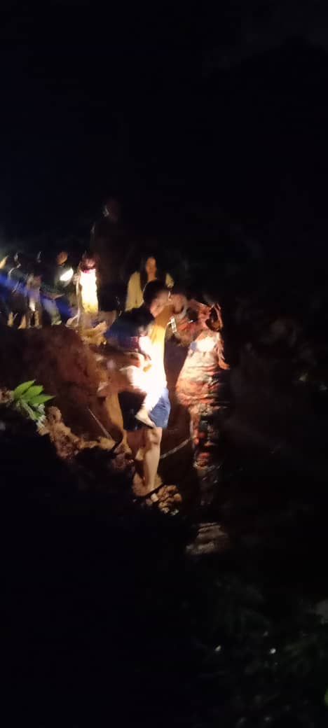 AfiezyAzaman's tweet photo. [TERKINI] Kira-kira 100 mangsa dikhuatiri terperangkap dalam kejadian tanah runtuh di tapak perkhemahan Father Organic Farm di Jalan Batang Kali, Gohtong Jaya, Genting Highland, Pahang, awal pagi Jumaat - JBPM Selangor @501Awani https://t.co/LZiLSTncbO