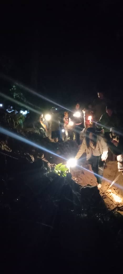 AfiezyAzaman's tweet photo. [TERKINI] Kira-kira 100 mangsa dikhuatiri terperangkap dalam kejadian tanah runtuh di tapak perkhemahan Father Organic Farm di Jalan Batang Kali, Gohtong Jaya, Genting Highland, Pahang, awal pagi Jumaat - JBPM Selangor @501Awani https://t.co/LZiLSTncbO