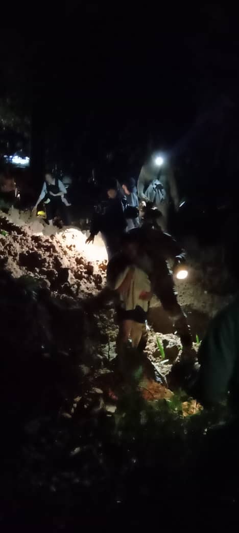 AfiezyAzaman's tweet photo. [TERKINI] Kira-kira 100 mangsa dikhuatiri terperangkap dalam kejadian tanah runtuh di tapak perkhemahan Father Organic Farm di Jalan Batang Kali, Gohtong Jaya, Genting Highland, Pahang, awal pagi Jumaat - JBPM Selangor @501Awani https://t.co/LZiLSTncbO