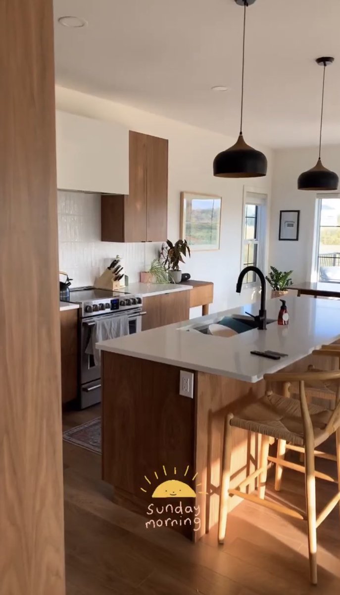 LAChampAnt's tweet photo. @ExtremelyTrains @clhubes Haha no offence taken, these photos are a bit cold. This was before we moved in, so the space has been warmed considerably imo :) Justice for my kitchen! https://t.co/05UHqBLSsP