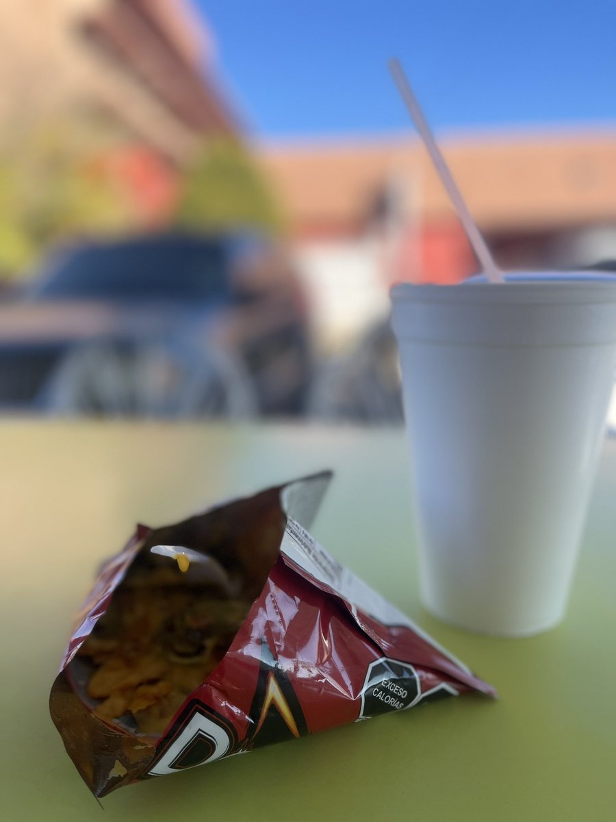 astridcadena5's tweet photo. Aquí andarías comiéndote unos dorinachos con un agua de la michoacana afuera del Hospital, pero le tuviste miedo al éxito 😌 https://t.co/SCguF8YyIi