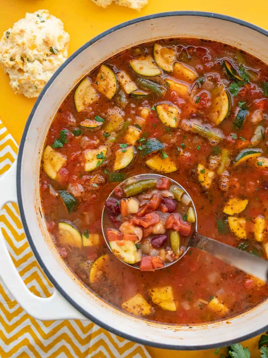 RECIPE 👉 budgetbytes.com/easy-vegetaria… 
We will take the cold weather if that means we consume copious amounts of soup. 🍲 This Easy Minestrone is delicious, nutritious, and super affordable for keeping those dollar bills in your pocket.  💰

#minestronesoup #soupseason #budgetbytes