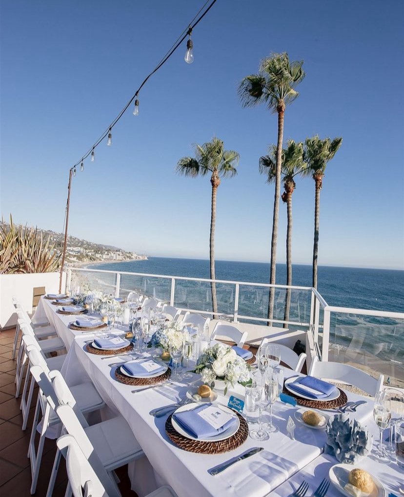 A classic coastal affair👰🏼🤵🏻 I @coastalcoordinates⁠
⁠
⁠
⁠
⁠
⁠
#lagunabeach #california #orangecounty #beachweddings #tietheknot #marriedlife #timetogetmarried #mrs #mr #boutiquhotel #rooptopwedding #oceanviews