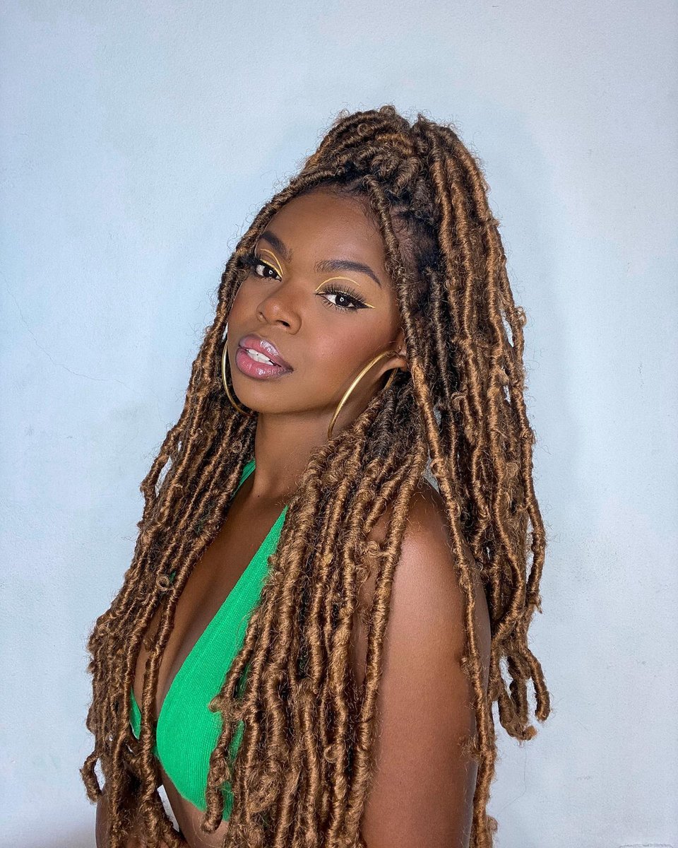 janetcollection's tweet photo. This is such a cute look😍
Tag someone in the comments who would look like a baddie in this style🙌🤩
Hair details: GYPSY BUTTERFLY LOCS 24″ OET 1B/27
Shop now at your local or online beauty supply store 🛍️
@deboraahfs
#feedinbraids #braider
#janetcollection #afroh https://t.co/PicJdCJGUM