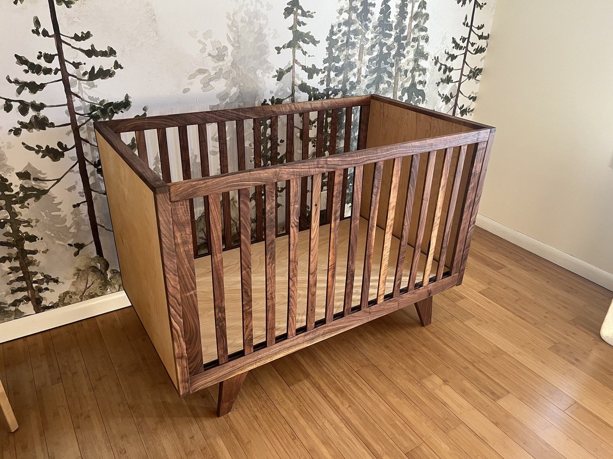 Wrapping up an exciting 2022 for the lab, with 2 eLife, 2 JNeuro, 1 Curr Bio & 1 JEP:Gen paper. More in 🧵. Also organized a conference & started on study section. Finally, made this crib from a walnut tree & we made a little guy to put in it. 2023 should be fun. Happy Holidays!