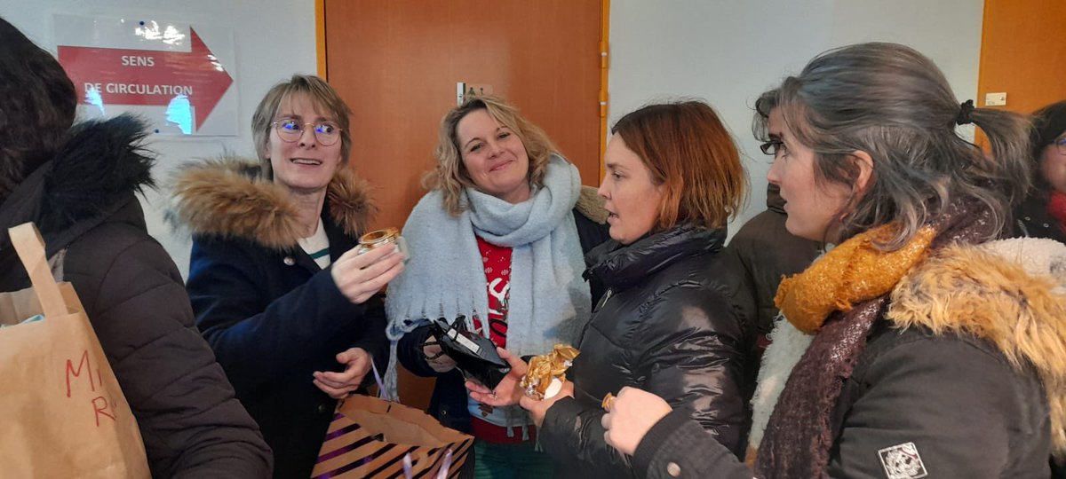 LyceeRaoul's tweet photo. Secret santa organisé par l’amicale @LyceeRaoul moment de convivialité où on se réunit pour partager #QVT https://t.co/beQxnU81Im