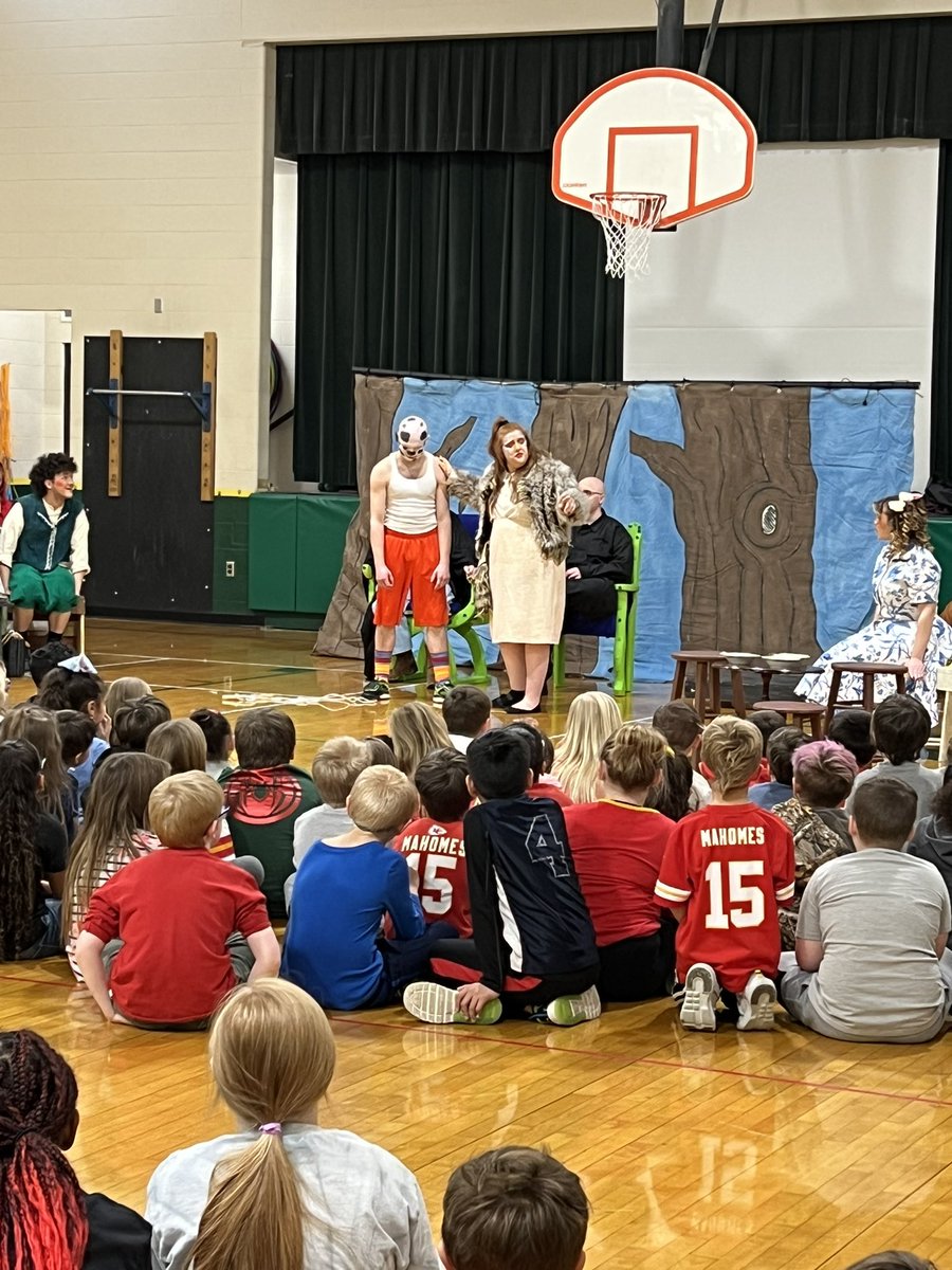 So many smiles at Pershing’s Winterfest today! Thank you <a href="/NWMOSTATE/">Northwest Missouri State University</a>’s honorary theatre fraternity, APO, for your entertaining children’s play. We appreciate our students having exposure to the arts. Fantastic performance!  👏
