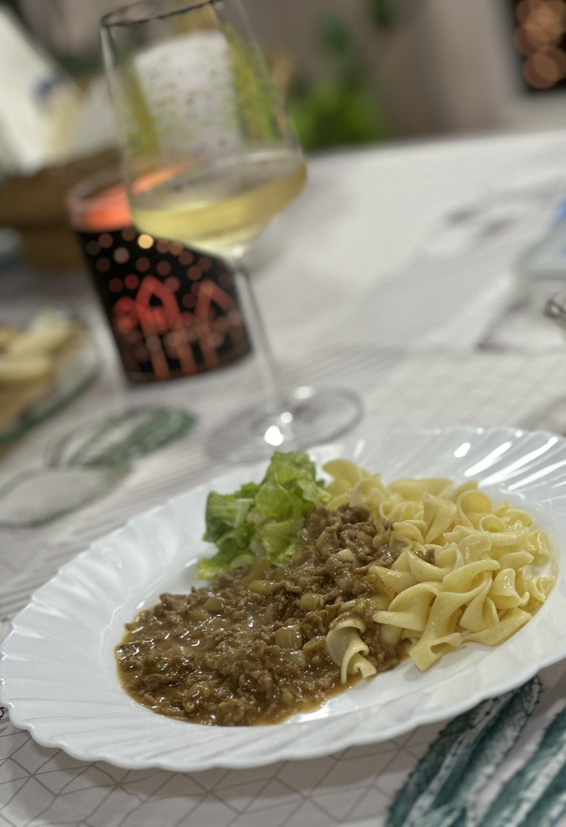 Ajisai45361845's tweet photo. #おうちごはん 
皆様こんばんは🤗
今夜の夕食はハッシュ
ひき肉をグレイビーソースで味付け🍽️
ワインはフランケン🥂
質素だけどおうちご飯はなぜか暖かい✨
明日も1日ファイティン😊

I made Haschee for dinner tonight.
Season the minced meat with the gravy.
Wine is Franken
#Haschee 
#dinner https://t.co/o9KKil8ND7