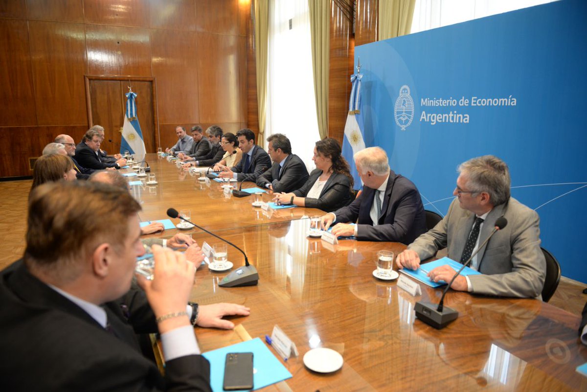 matiastombolini's tweet photo. Seguimos avanzando en distintas medidas para ordenar los precios y llevar previsibilidad y alivio a los hogares

Junto al ministro @SergioMassa alcanzamos un nuevo acuerdo con el sector farmacéutico para que los precios de los medicamentos se mantengan por debajo de la inflación. https://t.co/ZVoprcSKvF