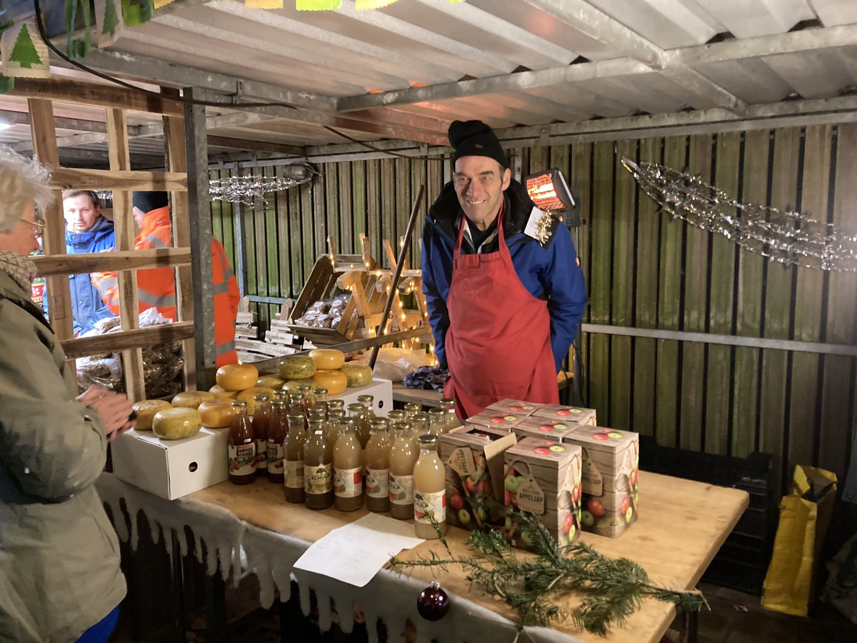 Creatief, gezellig, klein maar fijn! Met meer dan 100% inzet van cliënten en team is de kerstmarkt van de Schakel <a href="/GemivaSVGGroep/">gemivasvggroep</a> , al jaren een heerlijke feestje om naar toe te gaan. Ook dit jaar weer handgemaakte kerstversiering en lekkere kaas van boerderij Gouda gekocht.
