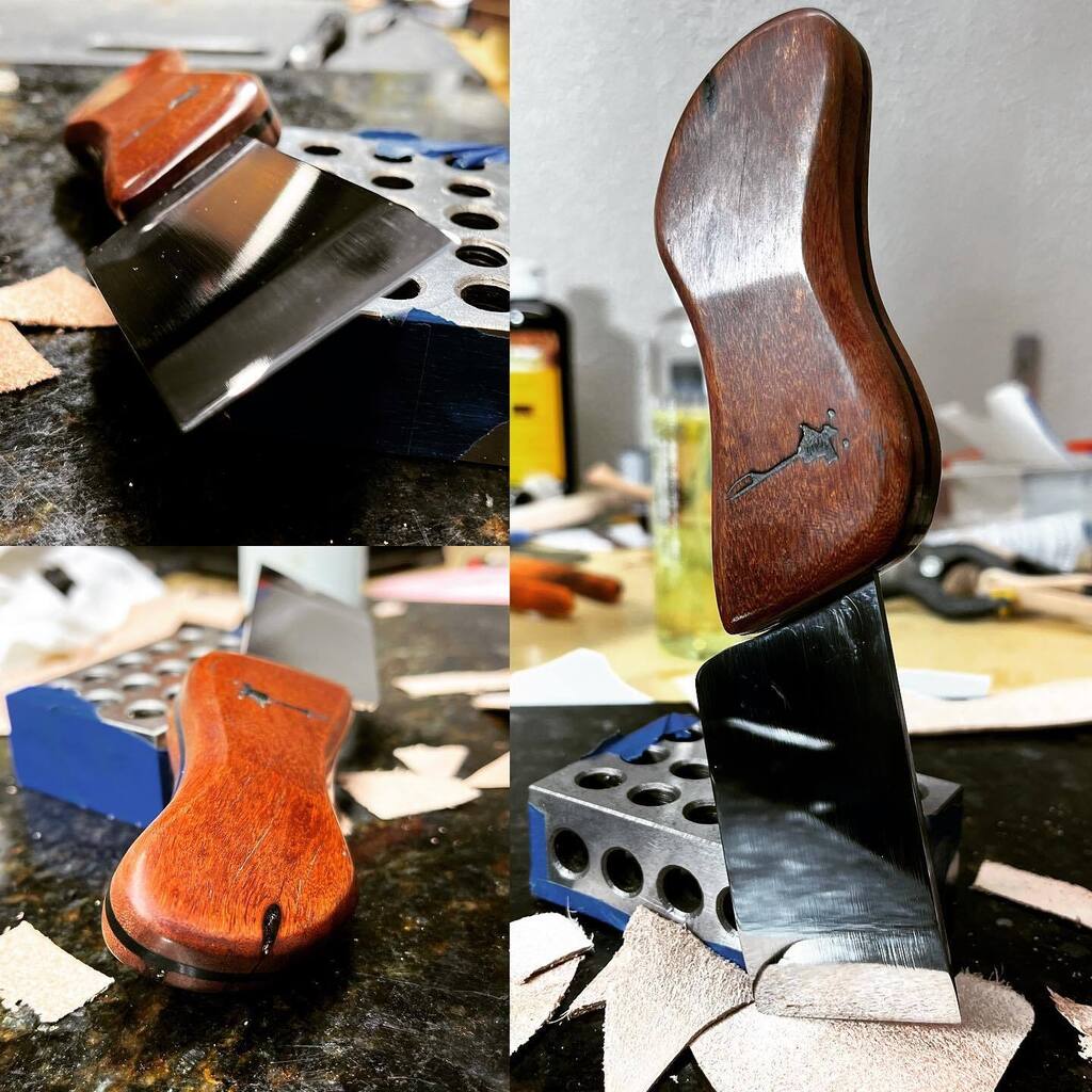 HCKSTexas's tweet photo. 🚨🚨FOR SALE🚨🚨
Sometimes you churn em out quick. Sometimes they sit for over a year before you finish them. This one was a sitter. 

Japanese skiver with red marblewood and black linen micarta handle. SUPER sharp. Ready to ship for Christmas. 

$140 pl… https://t.co/RI5kJbcDra https://t.co/7zqvzDEKI0