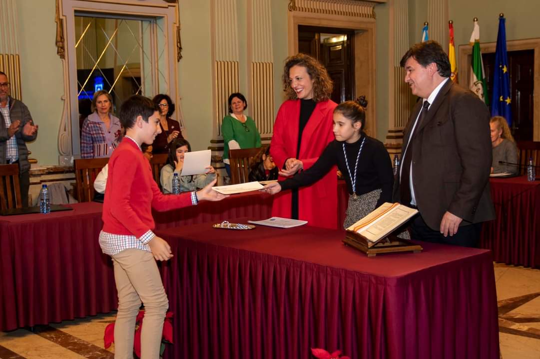 AytoHuelva's tweet photo. 👧🏼 Noa Fernández, la nueva alcaldesa infantil, toma posesión de su cargo en el Ayuntamiento de Huelva

👏¡Felicidades a nuestra alcaldesa y a toda la Corporación Infantil! 

➡️ Click aquí para conocer todos los detalles https://t.co/sAphrNoCd7 https://t.co/N96TfjfpVu