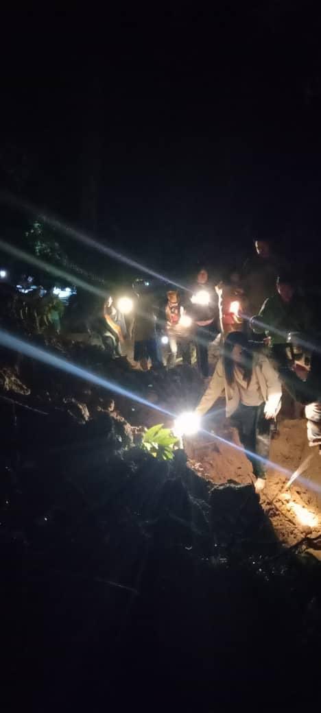 BernamaTV's tweet photo. Pasukan Bomba sedang mencari  dan menyelamat 100 orang yang berada di tapak perkhemahan di Father Organic Farm, Gohtong Jaya, di Genting Highland, Pahang, dipercayai menjadi mangsa runtuhan tanah runtuh berketinggian 30 meter, awal pagi ini.

📸 Bomba Selangor https://t.co/HkmUFubcOb