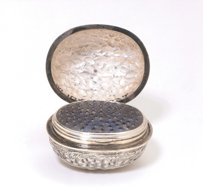 qikipedia's tweet photo. In the 18th century, it was fashionable among British gentlemen to carry a small supply of nutmeg and a portable nutmeg grater. [📷: VAwebteam.] https://t.co/bLJe6zrmRP