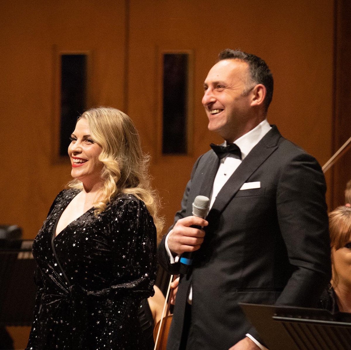 So grateful to our wonderful audiences who joined us in #Cardiff and #Swansea this week, we had so much fun performing for you all!
 
Special thanks to singers @LouiseDearman and Matt Ford and conductor Andrew Cottee who made our ‘Swingin’ Christmas’ concert so fantastic 🎄