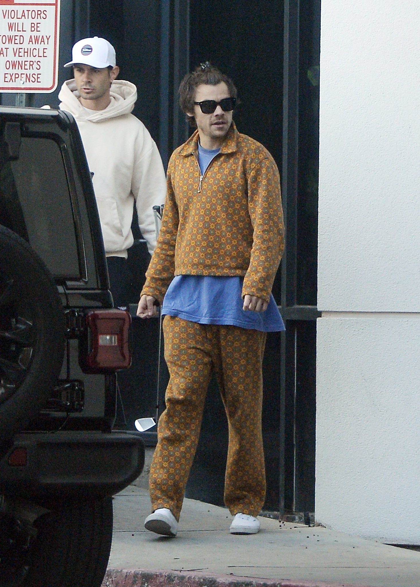 FkDW4x9WIAoT_XV?format=jpg&name=large Shining in a Gucci tracksuit in Los Angeles — but Harry Styles’ rare moment of weakness leaves fans wondering what he’s hiding?